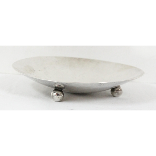 1072 - A small retro silver dish with ball feet, London 1983 by Martyn Pugh, approx 10.5cm in diameter, app... 