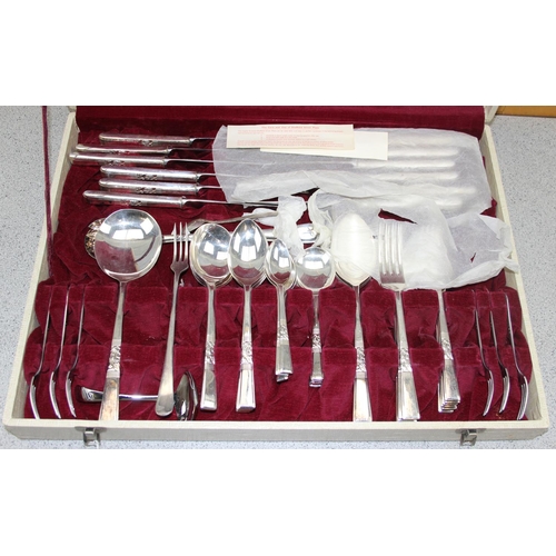 1058 - A vintage Sheffield silver plated canteen of cutlery in box, rarely used