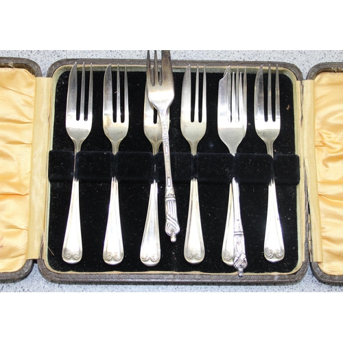 1060 - Qty of assorted silver plated and other cutlery, some boxed