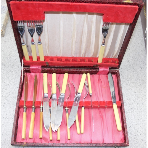 1060 - Qty of assorted silver plated and other cutlery, some boxed