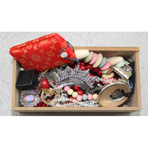 1186 - Qty of assorted costume jewellery, approx 2.4kg gross