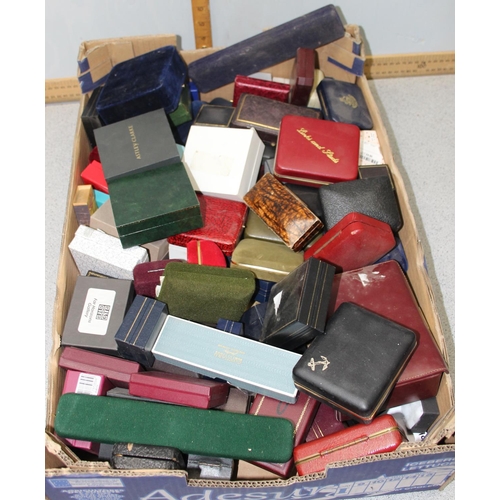 1199Q - A large qty of assorted antique and later jewellery boxes etc