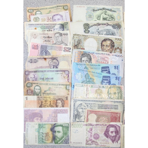 1270 - A large qty of assorted world banknotes