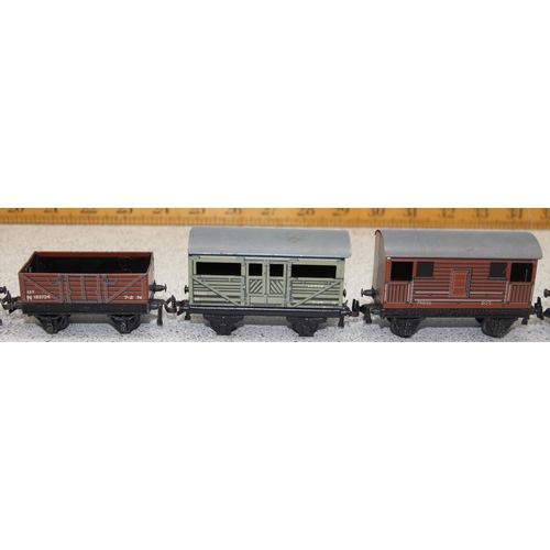 1575 - Qty of assorted OO gauge train items to inc 31829 locomotive and tender, TTR carriages etc, in vinta... 