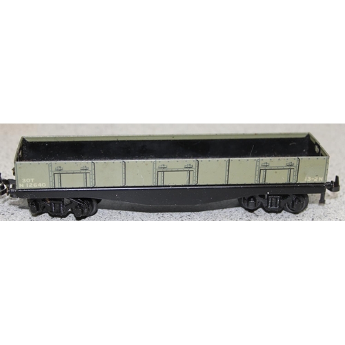 1575 - Qty of assorted OO gauge train items to inc 31829 locomotive and tender, TTR carriages etc, in vinta... 