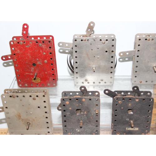 1582 - 18 assorted clockwork motors to inc Meccano reversing etc 2 associated keys