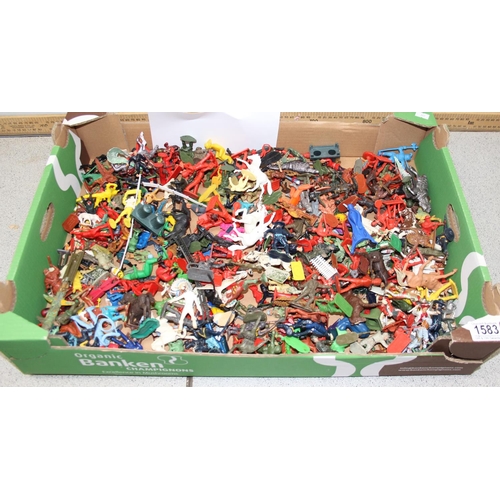 1583 - A large qty of assorted plastic toy soldiers and other figures etc to inc Lonestar, Benbros, Starlux... 