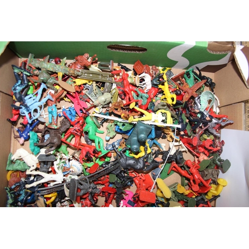 1583 - A large qty of assorted plastic toy soldiers and other figures etc to inc Lonestar, Benbros, Starlux... 