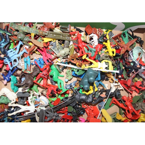 1583 - A large qty of assorted plastic toy soldiers and other figures etc to inc Lonestar, Benbros, Starlux... 