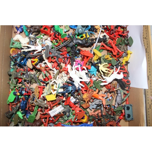 1583 - A large qty of assorted plastic toy soldiers and other figures etc to inc Lonestar, Benbros, Starlux... 