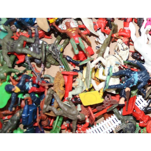 1583 - A large qty of assorted plastic toy soldiers and other figures etc to inc Lonestar, Benbros, Starlux... 