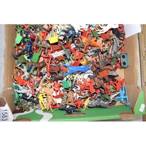 1583 - A large qty of assorted plastic toy soldiers and other figures etc to inc Lonestar, Benbros, Starlux... 