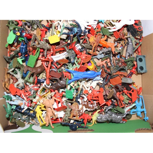 1583 - A large qty of assorted plastic toy soldiers and other figures etc to inc Lonestar, Benbros, Starlux... 