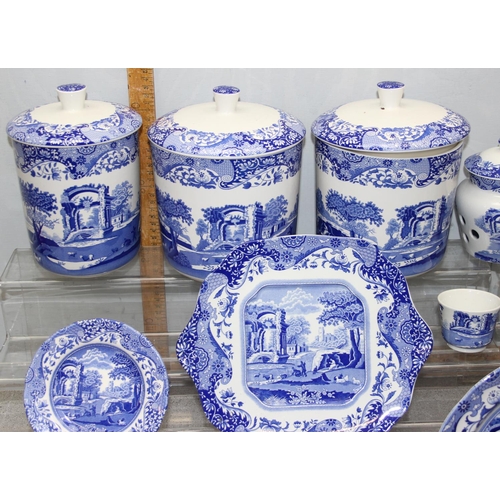 1699L - An extensive Spode blue & white Italian pattern dinner service with various jugs and lidded storage ... 