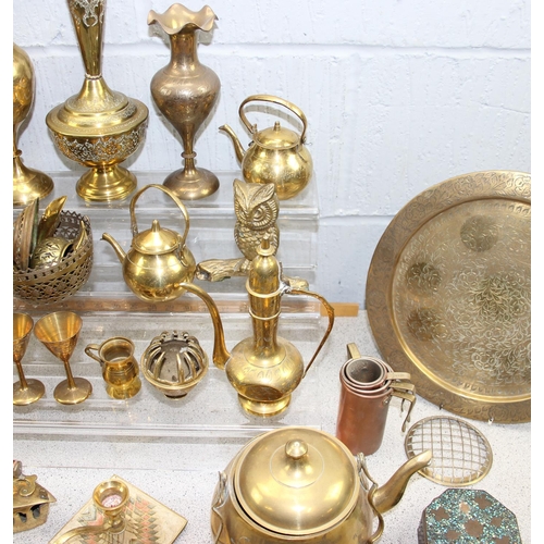 1866 - A large qty of assorted brass and other mixed metalware, approx 11kg gross