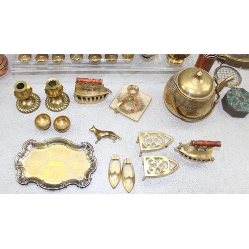 1866 - A large qty of assorted brass and other mixed metalware, approx 11kg gross