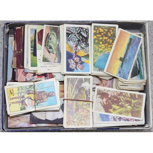 600 - Qty of assorted loose cigarette cards and tea cards etc