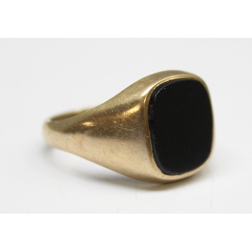 1199R - A 9ct gold gents signet ring set with plain black stone, London 1966, approx size S, approx 4.52g gr... 