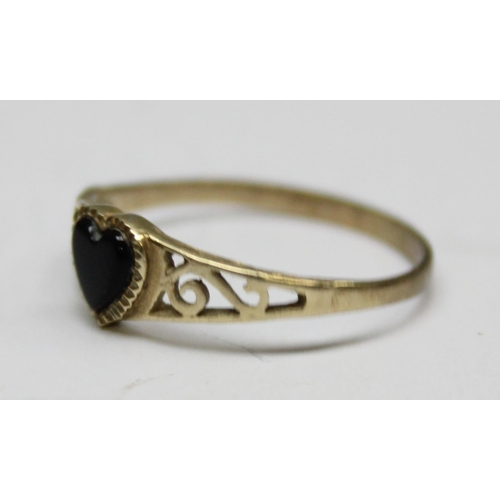 1199T - 9ct gold ring set with black heart shaped stone, approx size P, approx 1.09g gross, unmarked but XRF... 