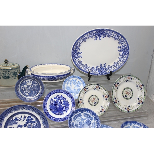 1889 - Qty of assorted blue & white ceramics to inc Willow Pattern & an unusual teapot marked Minton etc