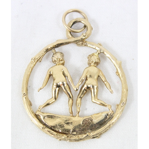 1199W - A large cast 9ct gold pendant depicting twins, marked for London 1979, approx 8.77g gross