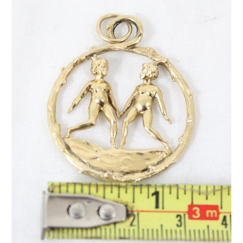 1199W - A large cast 9ct gold pendant depicting twins, marked for London 1979, approx 8.77g gross