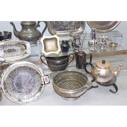 1088 - Qty of assorted silver plated items to inc a 3 piece tea set, various trays etc