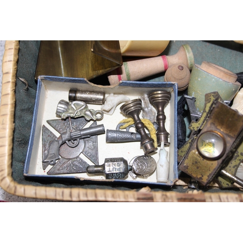 1699X - A small tray of assorted vintage and antique curios