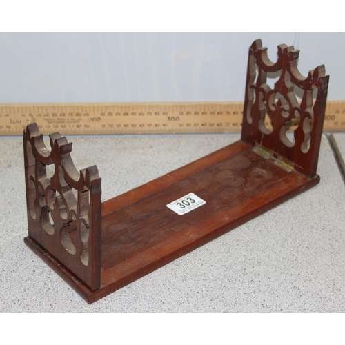 303 - A Victorian extending mahogany bookslide in the Gothic Revival style