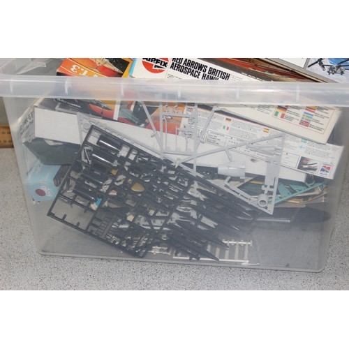 1567 - Qty of boxed & unboxed Airfix models etc, mainly aeroplanes