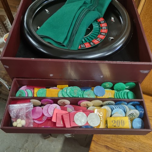 1500 - Del Negro roulette wheel in case with drawer full of playing chips etc and games cloth