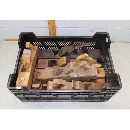 852 - Box of wooden block planes (8)