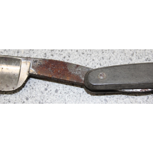Qty of assorted vintage cut throat and safety razors etc