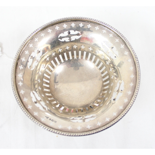 1005 - An antique silver bonbon dish with pierced decoration, Sheffield 1908 by Walker & Hall, approx 83.53... 