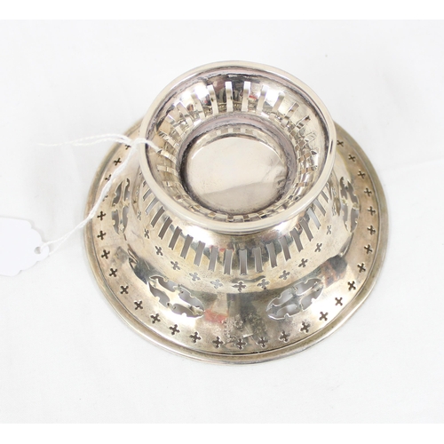 1005 - An antique silver bonbon dish with pierced decoration, Sheffield 1908 by Walker & Hall, approx 83.53... 