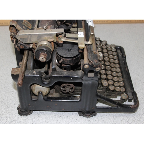 701 - An early 20th century Underwood Model 6-10 typewriter