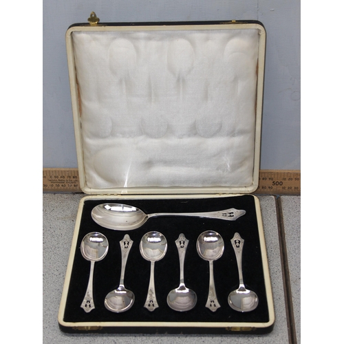 1052 - An impressive late 19th or early 20th century boxed set of silver plated dessert spoons with large s... 