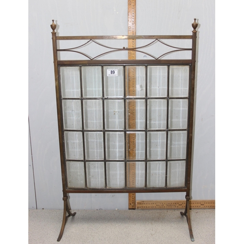 89 - An early 20th century brass and glass panel fire screen with bevelled edges