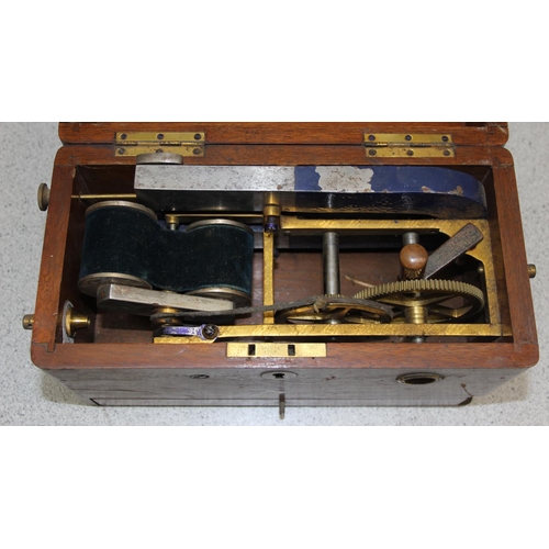 711 - An early 20th century electric shock magneto machine in mahogany case