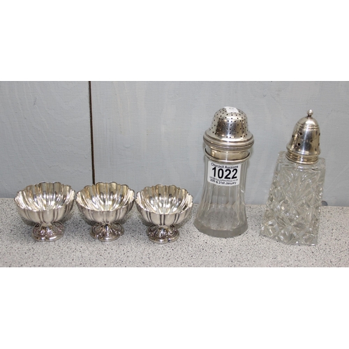 1022 - 2 silver topped muffineers, one 800 silver the other London 1969 and 3 silver plated salts