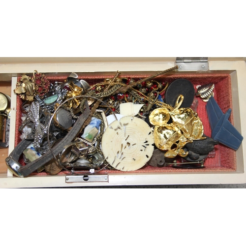 1125 - Vintage musical jewellery box and contents