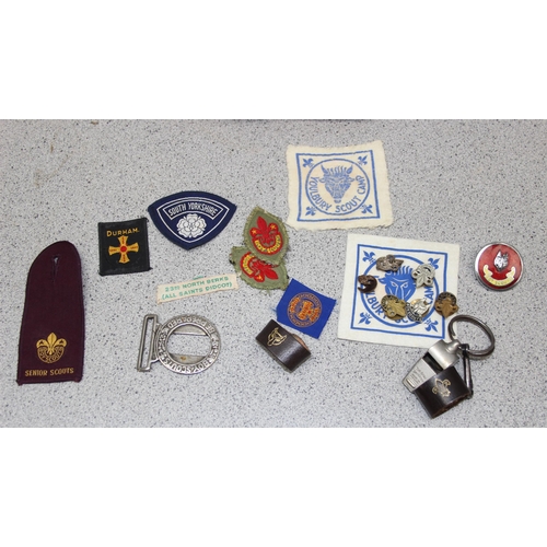 1413 - Qty of assorted vintage Scouts related items to inc belts, badges, patches & Berets etc