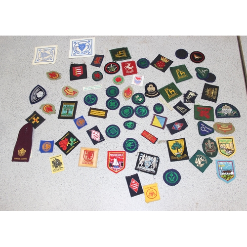 1413 - Qty of assorted vintage Scouts related items to inc belts, badges, patches & Berets etc