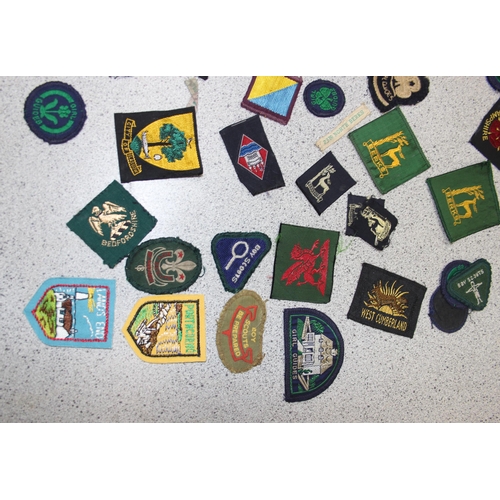 1413 - Qty of assorted vintage Scouts related items to inc belts, badges, patches & Berets etc