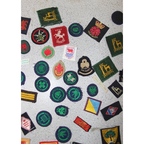 1413 - Qty of assorted vintage Scouts related items to inc belts, badges, patches & Berets etc