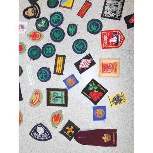 1413 - Qty of assorted vintage Scouts related items to inc belts, badges, patches & Berets etc