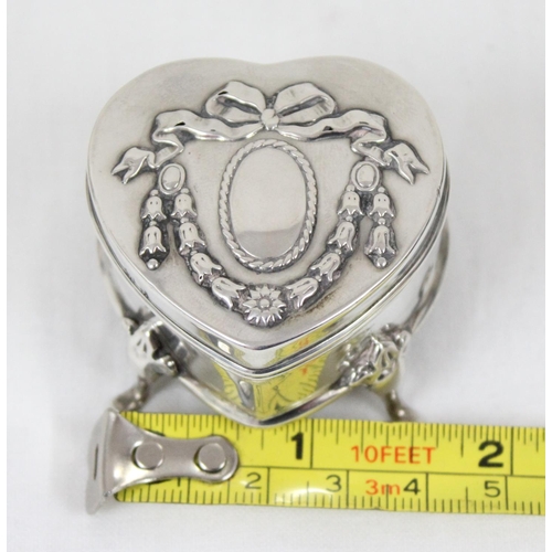 1034 - A small silver heart shaped trinket box, Birmingham 1905, makers mark rubbed, approx 45mm wide