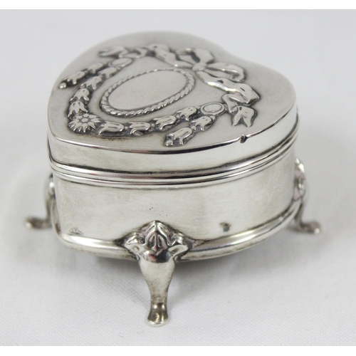 1034 - A small silver heart shaped trinket box, Birmingham 1905, makers mark rubbed, approx 45mm wide