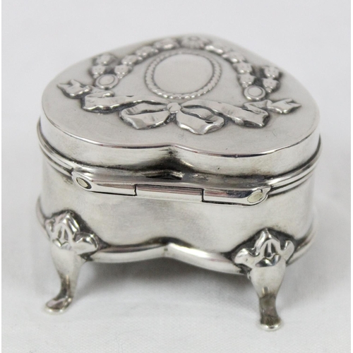 1034 - A small silver heart shaped trinket box, Birmingham 1905, makers mark rubbed, approx 45mm wide