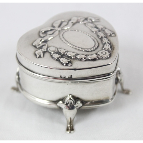 1034 - A small silver heart shaped trinket box, Birmingham 1905, makers mark rubbed, approx 45mm wide